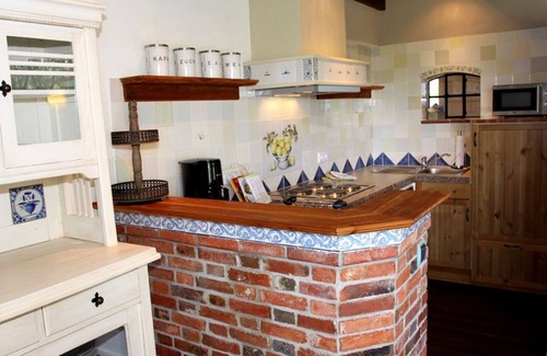 Galmsbull Apartment | Friesenkate- thatched house, garden, sauna, close to the beach
