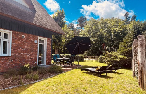 Born auf dem Darss Apartment | Friesia - thatched roof, fireplace, terrace, garden, sun loungers, close to the forest,
