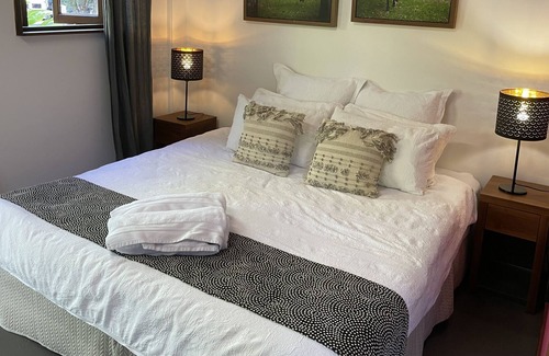 Pomona Cottage | Frog Cottage - Noosa Hinterland - Dog and Horse Friendly