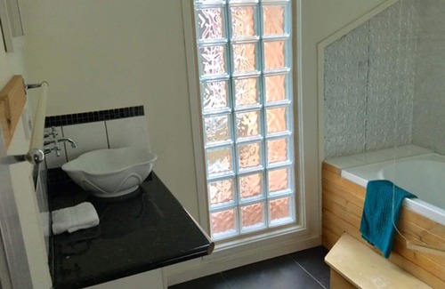 Goughs Bay Cottage | Frogsong Strawbale Cottage AQUA