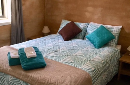 Goughs Bay Cottage | Frogsong Strawbale Cottage AQUA