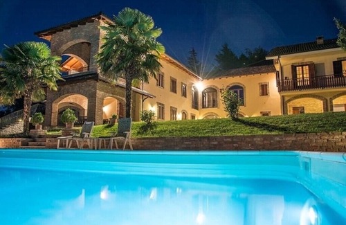 Canelli Apartment | From the old barn comes a large room on two levels with large windows.