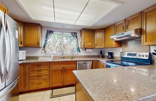 Princeville Condo | Front Door Parking. Zero Stairs. A/C. Golf Course. Pool. Fast WIFI