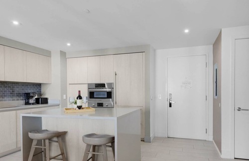 Hollywood South Central Beach Apartment | Front Ocean View: Amazing Pools