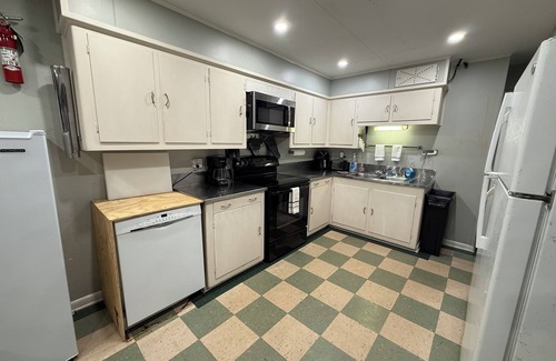 Venice Boat Rental | FRONT ROW VENICE MARINA 3 Beds 1 Bath Sleeps 10 HUGE FRONT DECK W/D ICE WIFI &TV