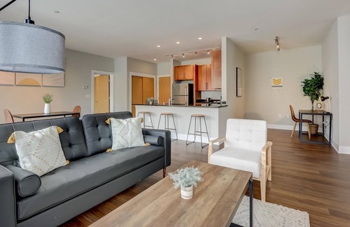 Yankee Hill Apartment | Frontdesk | 2 BR Apt close to Discovery World