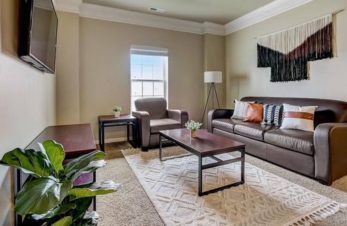 Roseland Apartment | Frontdesk | 2 BR Near Notre Dame