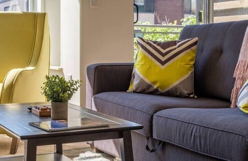 Yankee Hill Apartment | Frontdesk | Comfortable East Town 1BR Apt