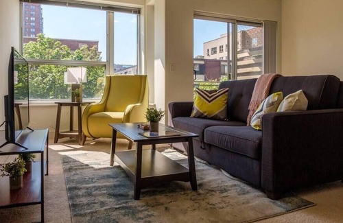 Yankee Hill Apartment | Frontdesk | Comfortable East Town 1BR Apt