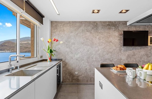 Radazul Apartment | Frontline Beach Apartment with Terrace