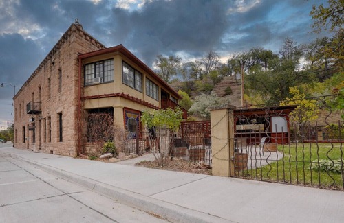 Hot Springs House | Full Apartment-style Lodging w/Private Balcony
