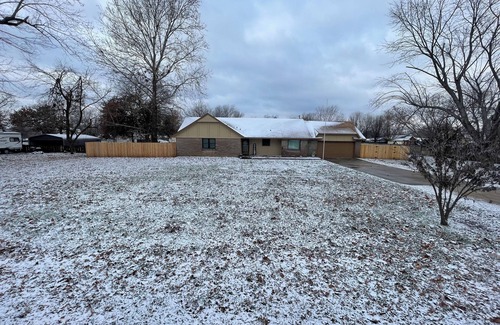 Owasso House | ¡FULL home with 2 KING beds and a pool!