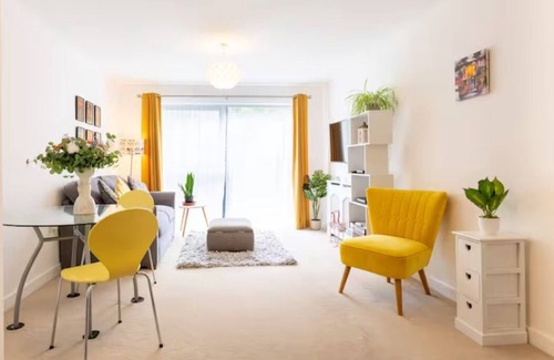 Larkhall Apartment | Full of light 1BR apartment in Stockwell