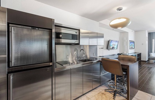 Las Vegas Apartment | Full Strip Views - Open Balconies - Free Parking Jacuzzi Tub - High Floor