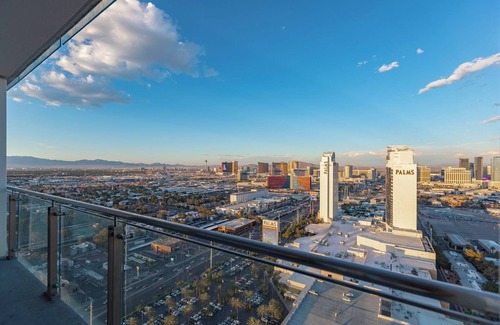 Las Vegas Apartment | Full Strip Views - Open Balconies - Free Parking Jacuzzi Tub - High Floor