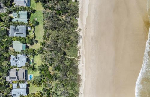 Suffolk Park House | Fuller Holidays - Tuckeroo Beach House, Beachfront Suffolk Park