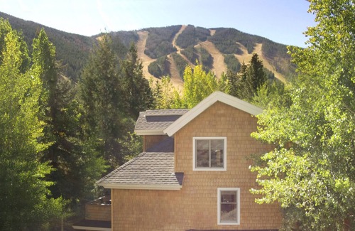 Warm Springs House | Fully appointed deluxe townhome, walk to ski lifts