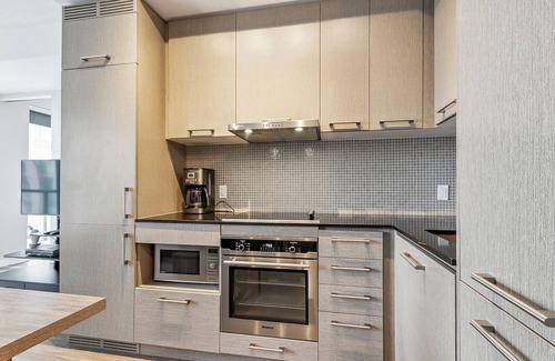 Downtown Toronto Apartment | Fully-Equipped 1-BR Condo in DT Toronto