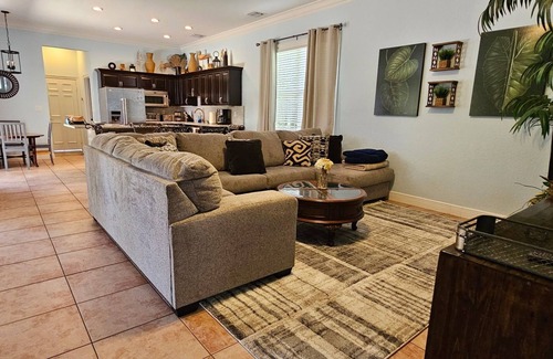 Lantana House | Fully Equipped 3/3 w/hot tub 1 Mile To Beach
