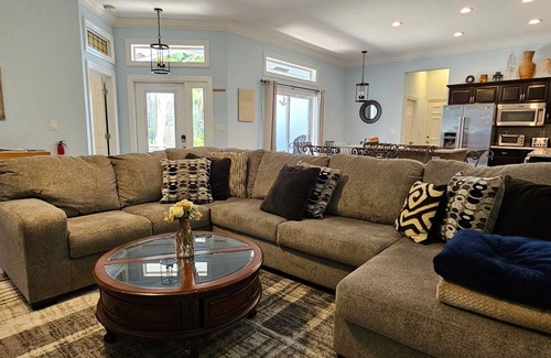 Lantana House | Fully Equipped 3/3 w/hot tub 1 Mile To Beach