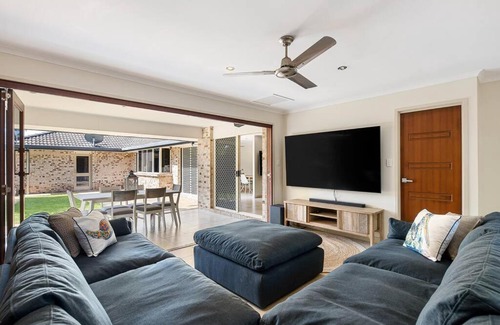 Mudjimba House | Fully Equipped Luxe Retreat, Pool, Pet Friendly, AirCon