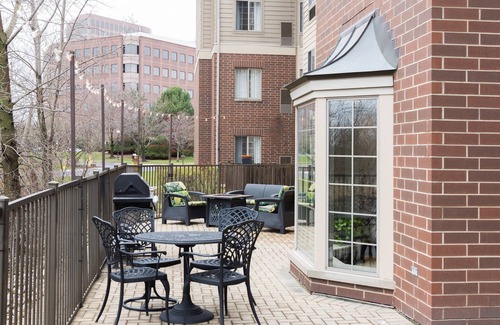 Oakbrook Terrace Condo | Fully-Equipped Suite | Gym Access