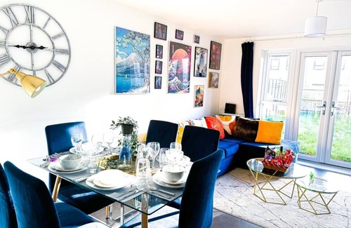 Bordesley House | Fully Furnished Home with Parking, Private Garden, Sleep 9