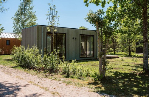 Ouddorp Ski Chalet | Fully furnished holiday home for six people, close to all amenities in the park.