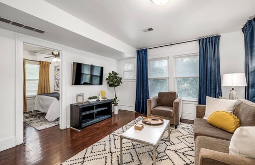 Ypsilanti Apartment | Fully Furnished, Pet-Friendly Renovated Apt Near EMU w/Free Parking