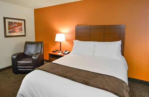 Council Bluffs House | Fully Furnished Room Close to the Omaha Zoo