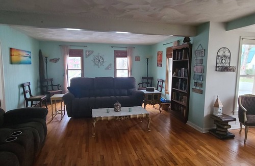 Geneva House | Fully furnished yr round home near Seneca Lake, on Wine trail, Family Friendly