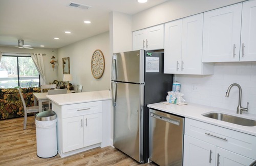 Folly Field Villa | Fully Remodeled Family-Friendly 1st Flr Villa/Walk to Beach/Fully Furnished