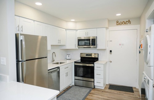 Folly Field Villa | Fully Remodeled Family-Friendly 1st Flr Villa/Walk to Beach/Fully Furnished