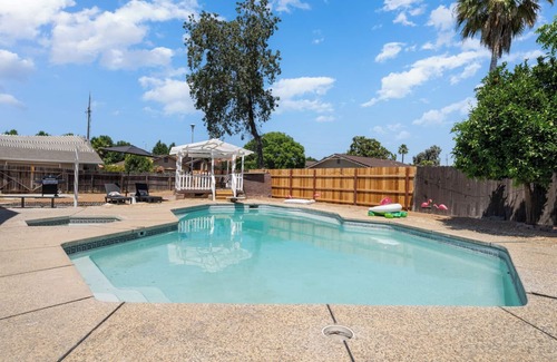 Citrus Heights House | Fully Remodeled 4BD3BA Home w/Pool near Highway
