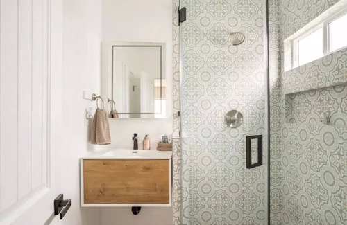Los Angeles House | FULLY RENOVATED 2bed/1bath - The Monopoly House!
