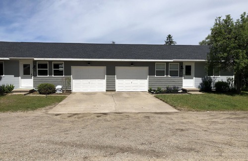 Acme House | Fully Renovated Peek-A-Boo Bay View Duplex #2- 7 min from the Horse Show