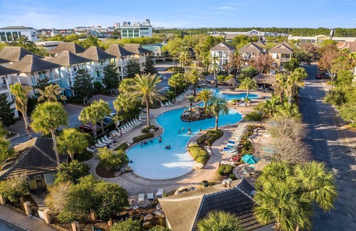 Villages of Crystal Beach House | FullyLoaded4BR~Kid Friendly~Walk2Beach&Pool~Seasonal Shuttle~Sleeps 12