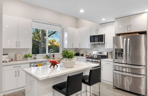 Sherman Oaks House | Fulton Buyout by AvantStay | Sherman Oaks Estate + View
