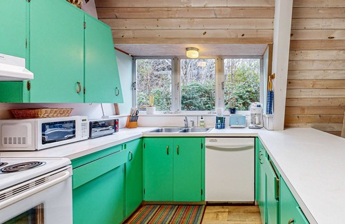 Gleneden Beach House | Fun and Unforgettable Beach House - Dog-friendly with a Great Location