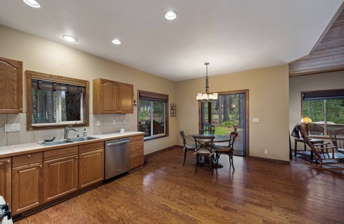 Graeagle Cabin | Fun Family Cabin in the Heart of the Lost Sierra w/BBQ, Games and Tons of Space