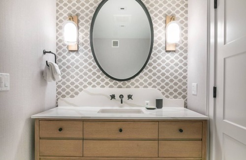 Midway Hotel | Fun Family Getaway! 4 Modern Units w/Pool & Spring access - Onsite Parking!
