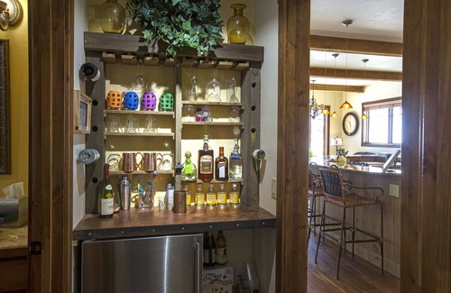 Warrior's Mark West House | Fun home,walk ski shuttle to mnt,hot-tub,sledding,mtn views,kid&pet👍 town 5 mins