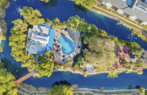Park Shore Condo | Fun in the Sun! Condo Close to it all! Beaches, Restaurants, Shops & More.