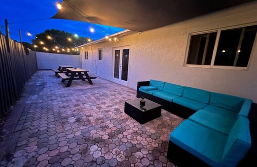 North Andrews Gardens House | Fun Pool Home w/ping pong near Beaches/Airport
