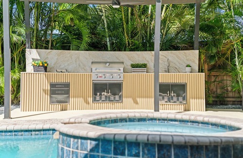 Hialeah House | Fun Retreat: 6BR Pool, Games, Jacuzzi, BBQ & More