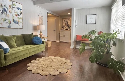 Lexington House | Funky 60’s vib guest suite in Lexington’s horse country