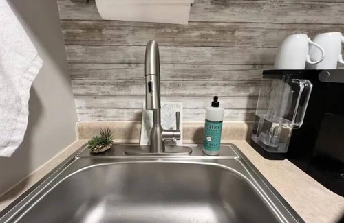 Lexington House | Funky 60’s vib guest suite in Lexington’s horse country
