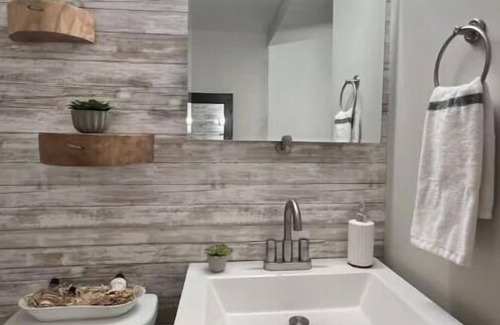 Lexington House | Funky 60’s vib guest suite in Lexington’s horse country