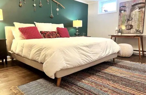 Lexington House | Funky 60’s vib guest suite in Lexington’s horse country