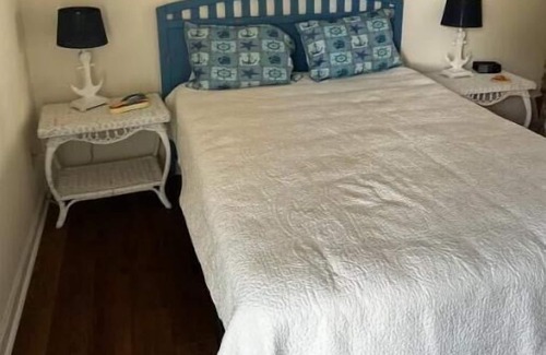 Windy Hill House | Funky Beach Cottage - Dog Friendly - 3 Bedroom/2 Bath Fenced Backyard!